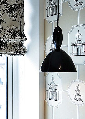MØNSTRET. Liftgardin fra Laura Ashley går fint sammen med tapet Oriental Toile 17330 fra Thibaut. lampe Mhy fra Muuto. MØNSTRET. Liftgardin fra Laura Ashley går fint sammen med tapet Oriental Toile 17330 fra Thibaut. lampe Mhy fra Muuto.