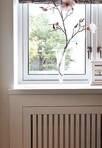 RADIATORKASSE. Det ble laget en kasse til radiatoren. Den ble bygget av en lokal snekker, og beboeren fikk en ekstra bred vinduskarm. RADIATORKASSE. Det ble laget en kasse til radiatoren. Den ble bygget av en lokal snekker, og beboeren fikk en ekstra bred vinduskarm.