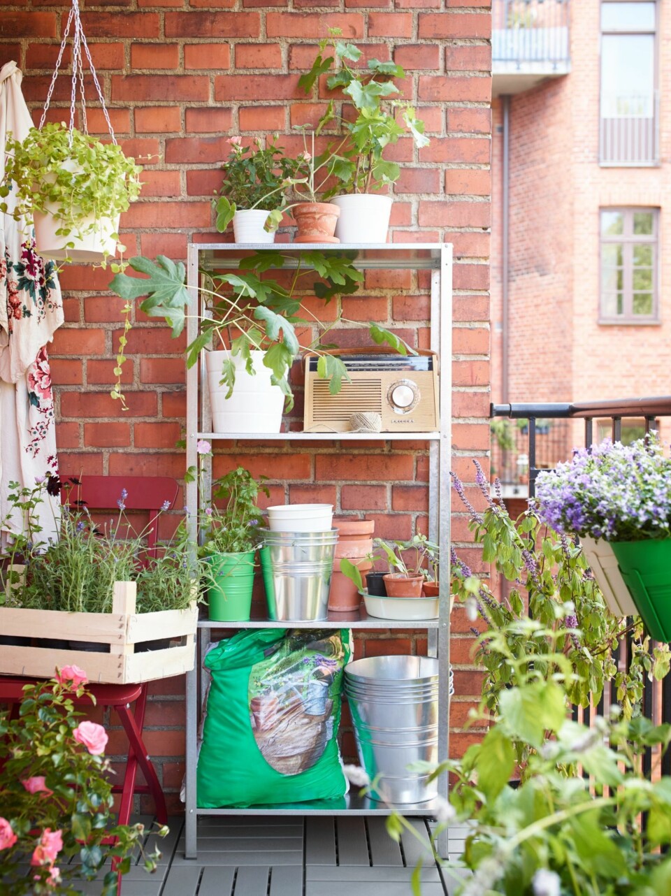 BEGREP I TIDEN: Urban gardening blir et begrep som blir på alles lepper fremover. Nå vil vi ha det grønt rundt oss - også i byen. Hyllen er fra Ikea.