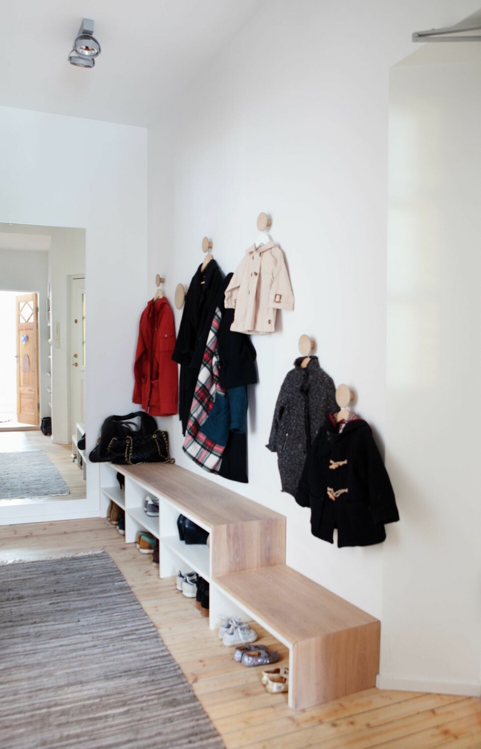 SKREDDERSYDDE LØSNINGER: En spesialtilpasset skohylle/benk er prikken over i-en i denne gangen. Nå vil vi ha unike løsninger.