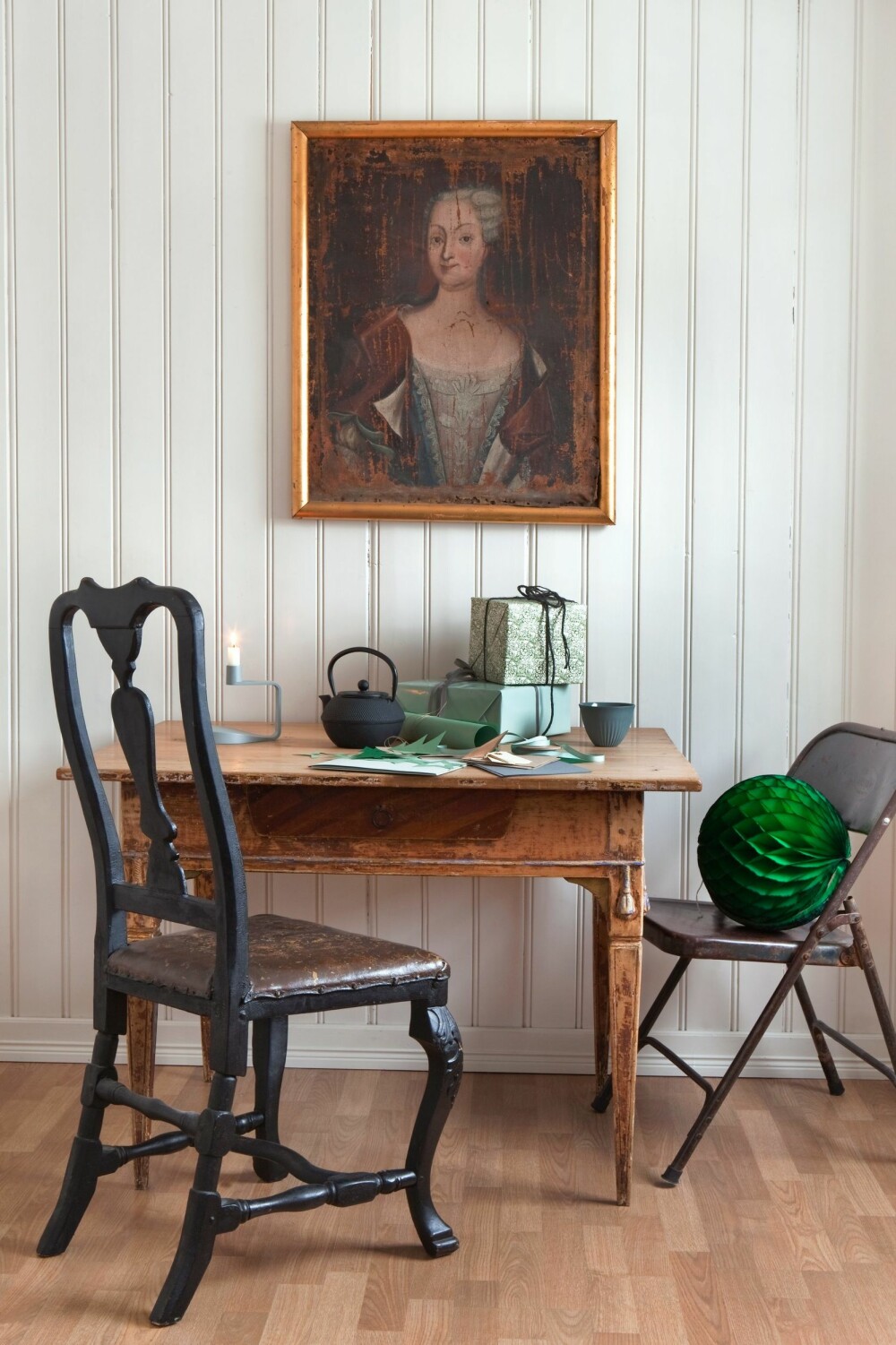 SPISEKROK: Denne lille kroken på kjøkkenet innbyr til en hyggelig frokoststund. Stolen er fra 1700-tallet, det samme er maleriet. Klaffebordet fra 1800-tallet sto på gården der mannen er fra. Pompongen er fra Bolina. Lysestaken er fra Normann Copenhagen, og tekannen er fra No3.  
FOTO: Trine Thorsen