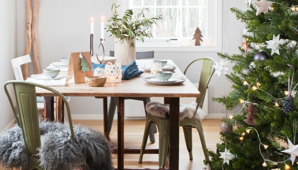 NYTT OG GAMMELT: I familiens hjem er det en god miks av nye og antikke gjenstander. Bordet og lysestakene er arvegods.  Den hvite stolen Gray 23 er designet av Paola Navone. Den rustikke vasen og middagstallerkenene er fra Bolina. De grønne Tolix-stolene passer perfekt til jul. 
FOTO: Trine Thorsen
