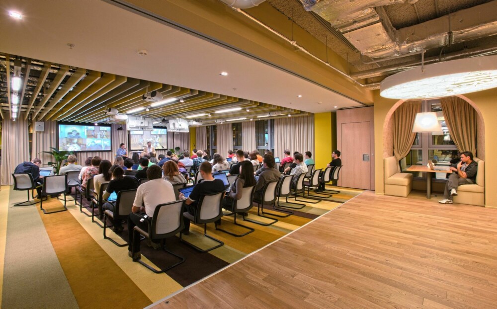 ENGASJERTE: Både store og små møterom er viktig. Bildet viser et av  fellesrommene fra Googlekontoret i Moskva.