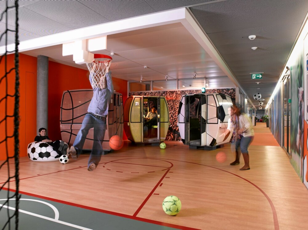 ARBEID ER EN LEK: Sport og fritid er tema i Googles hovedkontor i Zürich.