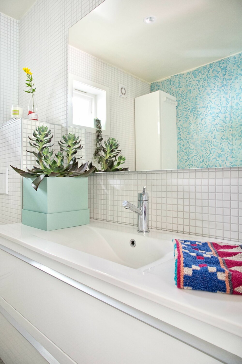 BADET: De nydelige mosaikkflisene i blått og hvitt på badet var det første Sarah plukket ut til det nye huset.