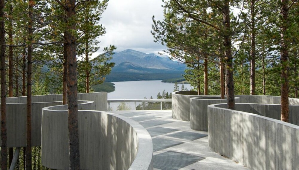 Utsiktspunktet ligger ved parkeringsområdet ved riksvei 27 ved Atnasjøen mellom Enden og Folldal og streber luftig ut mot horisonten,
det berømte panoramaet og Rondane nasjonalpark som ligger mellom Atnasjøen i øst og Gudbrandsdalen i vest.