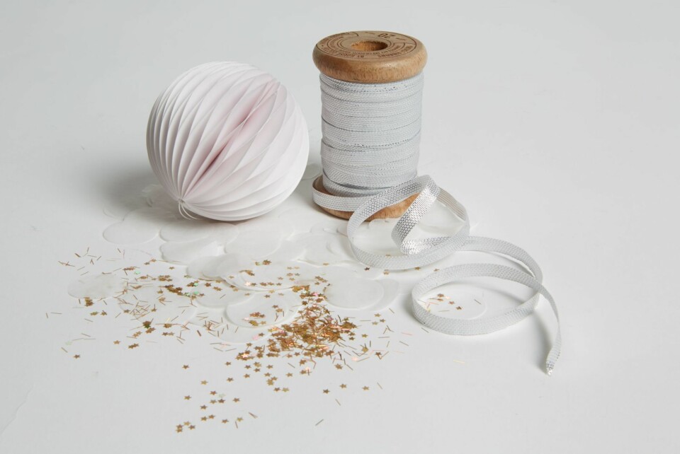 DETALJER: Pompong, kr 159 for to stk., pose med konfetti, kr 49, og gavebånd, kr 10, pr. m, alt fra Bolina.