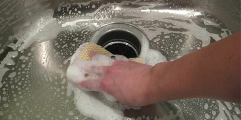 SKRUBB, SKRUBB: Ekspertene sier at vasken burde rengjøres flere ganger i uka. Synder du?