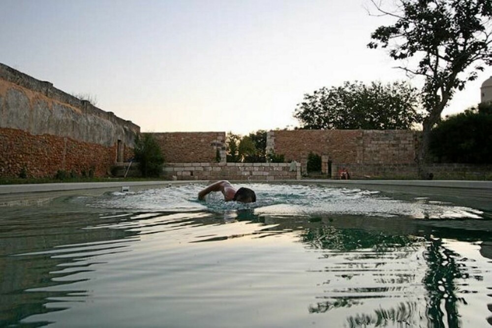 EGET BASSENG: I flere av ferievillaene har man tilgang til et eget badebasseng.