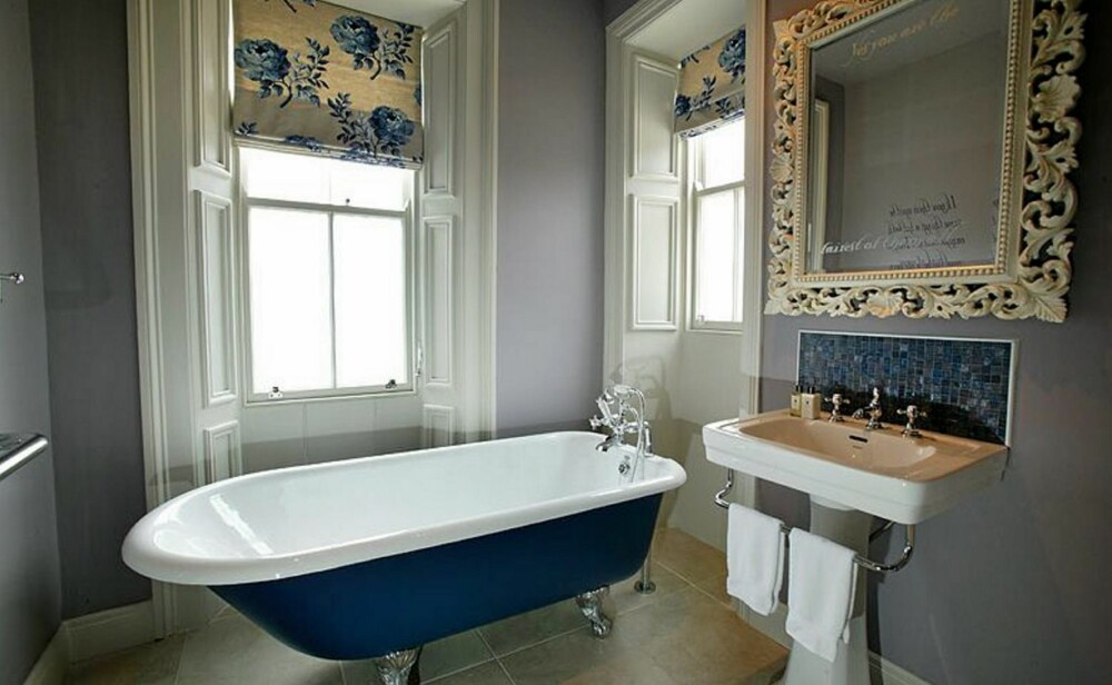 BLÅ HARMONI: Eieren av Gatsby House har brukt mye farger i interiøret. Badet går i blåtoner og gråtoner.