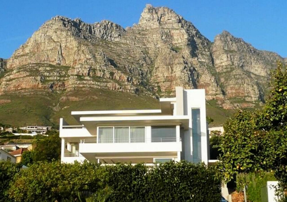 VAKRE OMGIVELSER: De karakteristiske Sør Afrikanske fjellene skaper et dramatisk bakteppe til Aquatic House.