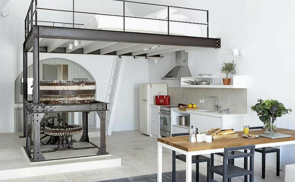 INDUSTRIELT: Kjøkkenet på den greske villaen har et tøft, industrielt preg.