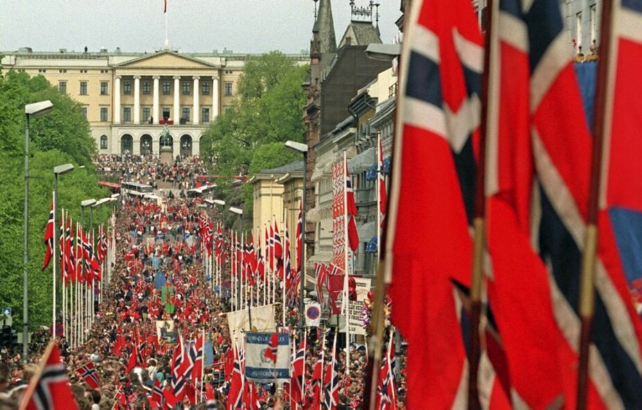 <b>FLAGGREGLER</b>: Det viktigste er å behandle flagget med respekt. Her er en kort guide til flaggreglene i Norge. Bildet er fra 17. maifering på Karl Johan.