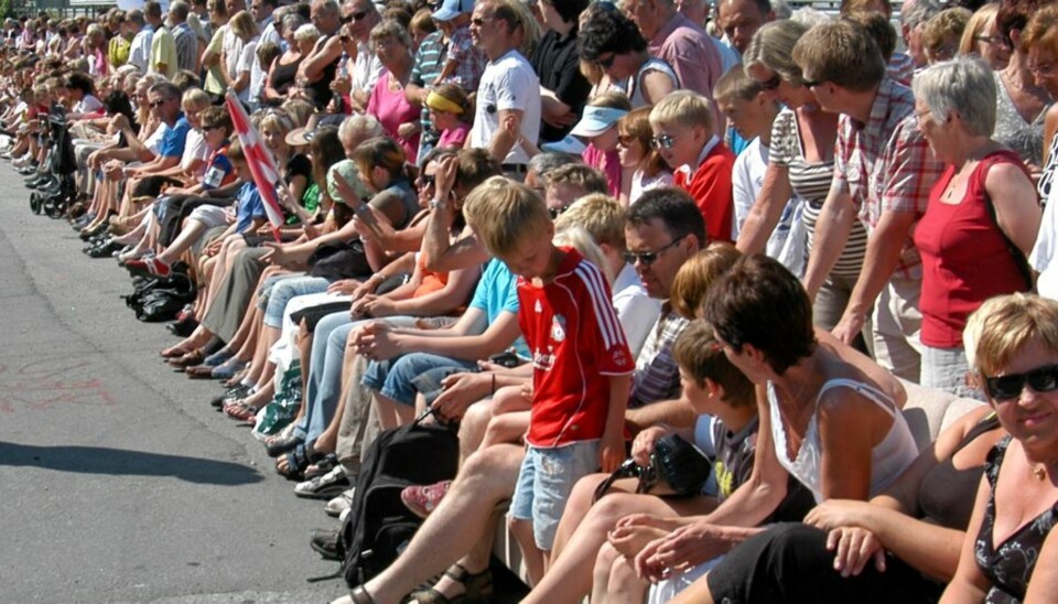 Sist lørdag gikk møbelbedriftene i Sykkylven sammen om å lage verdens lengste sofa. Bildet viser de 195 personene som prøvesitter sofaen før den stykkes opp og deles ut til skoler og barnehager.