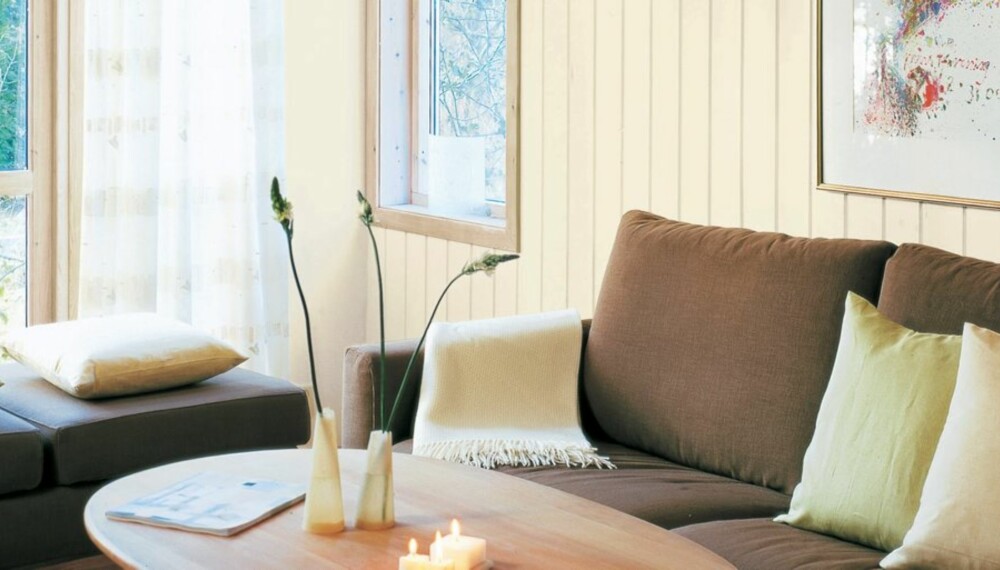 MODERNE PANEL: Det dystre furupanelet blir som nytt med maling. MODERNE PANEL: Det dystre furupanelet blir som nytt med maling.