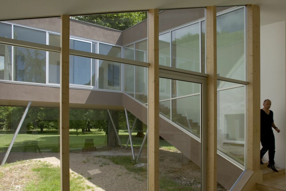 TRANSPARENTE ROM: De høye glassveggene har en viktig funksjon midt i tilbygget. TRANSPARENTE ROM: De høye glassveggene har en viktig funksjon midt i tilbygget.