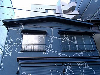 HUS FRA 40-TALLET: Eierne av Fuglen har tatt over et gammelt japansk hus i bydelen Shibuya hvor de har skapt en tilpasset replika av Fuglen Oslo som ble tegnet av interiørarkitektkontoret  Rastad og Relling i 1963.