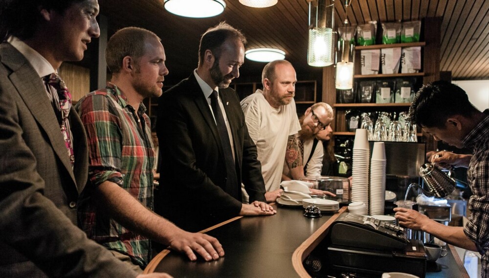 ÅPNER NORSK KAFFEBAR I JAPAN: Næringsminister Trond Giske står for den offisielle åpningen av Fuglen i Tokyo. På hans høyre side daglig leder Nakamura og medeier Einar K. Holthe, på venstre side medeiere Peppe Truslen og Halvor Digernes. ÅPNER NORSK KAFFEBAR I JAPAN: Næringsminister Trond Giske står for den offisielle åpningen av Fuglen i Tokyo. På hans høyre side daglig leder Nakamura og medeier Einar K. Holthe, på venstre side medeiere Peppe Truslen og Halvor Digernes.