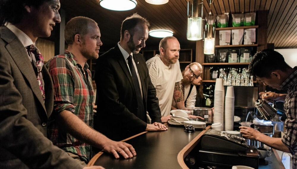 ÅPNER NORSK KAFFEBAR I JAPAN: Næringsminister Trond Giske står for den offisielle åpningen av Fuglen i Tokyo. På hans høyre side daglig leder Nakamura og medeier Einar K. Holthe, på venstre side medeiere Peppe Truslen og Halvor Digernes.