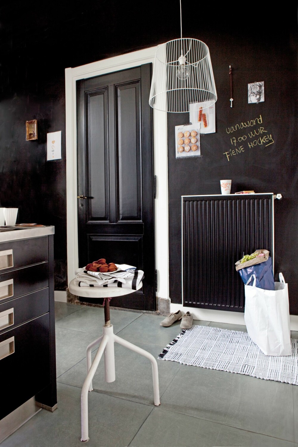 MATTE OG GLATTE OVERFLATER: For en subtil kontrast, miks matte og blanke flater i samme rom, som matt tavlemaling og glossy møbler. MATTE OG GLATTE OVERFLATER: For en subtil kontrast, miks matte og blanke flater i samme rom, som matt tavlemaling og glossy møbler.