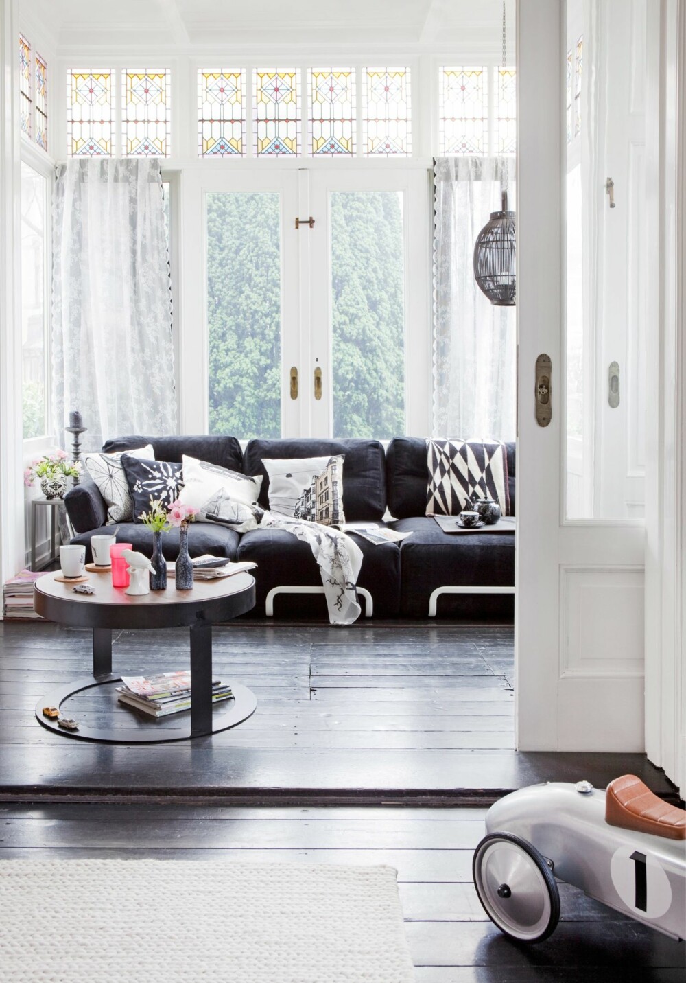 BALANSE: Sofaen er fra Ikea, putene er fra restored.be og kandelaberet er fra homeshopgoodliving.nl. Gardinene er fra Ikea, og lekebilen er fra timtoys.nl. BALANSE: Sofaen er fra Ikea, putene er fra restored.be og kandelaberet er fra homeshopgoodliving.nl. Gardinene er fra Ikea, og lekebilen er fra timtoys.nl.