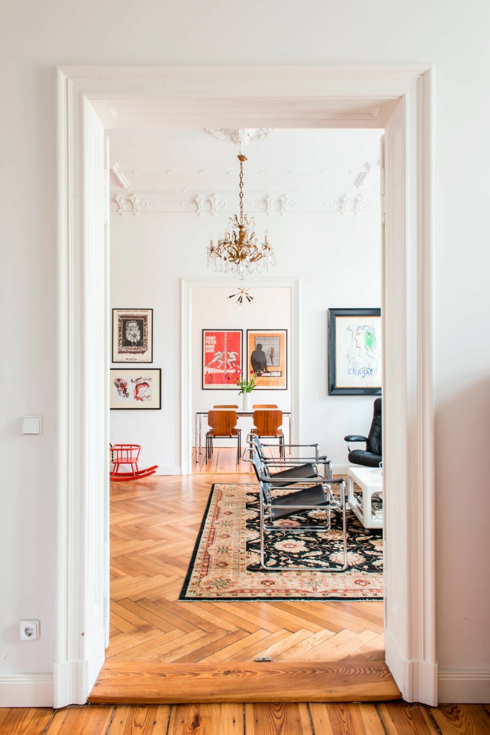 TREDIMENSJONALT: Tre rom etter hverandre og fire meter under taket, det er staselig i bygårdsleiligheten. De fleste av møblene er kjøpt i bruktbutikker, som rørstolene Wassily Chair, design Marcel Breuer. TREDIMENSJONALT: Tre rom etter hverandre og fire meter under taket, det er staselig i bygårdsleiligheten. De fleste av møblene er kjøpt i bruktbutikker, som rørstolene Wassily Chair, design Marcel Breuer.