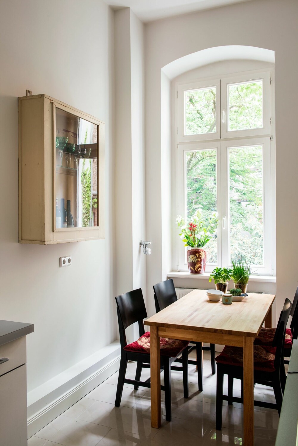 UT MOT BAKGÅRDEN: Kjøkkenet vender ut mot en hyggelig bakgård. De høye vinduene i den gamle bygården slipper inn mye lys. UT MOT BAKGÅRDEN: Kjøkkenet vender ut mot en hyggelig bakgård. De høye vinduene i den gamle bygården slipper inn mye lys.