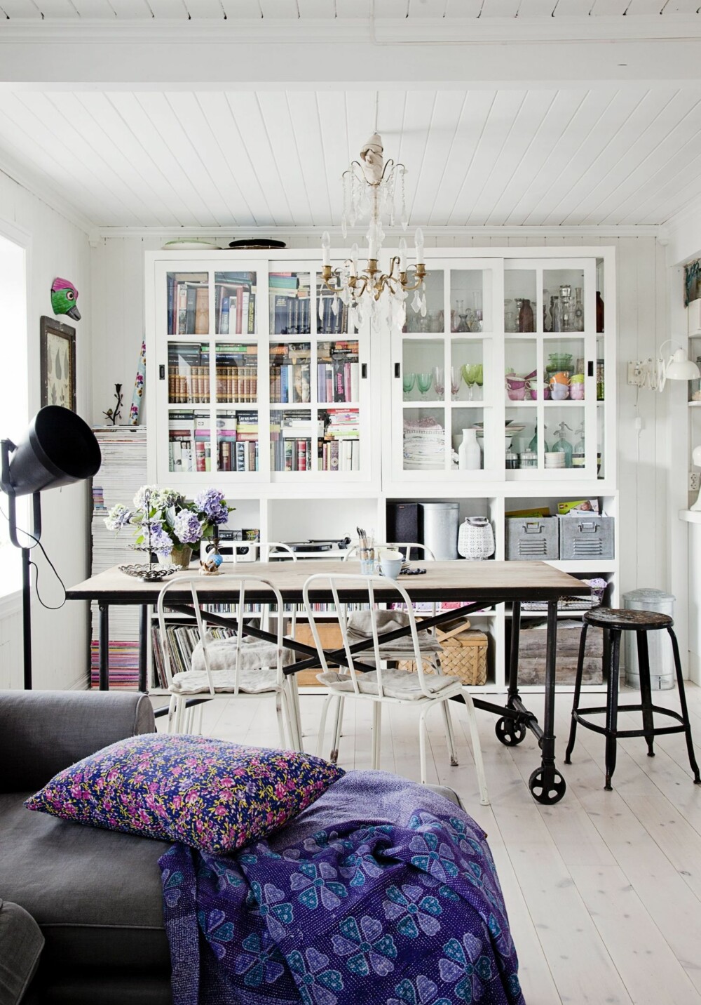 HERLIG STILMIKS: Med et stort spisebord dannes det klare soner i allrommet. To store framskap som rommer mye er fra butikken Ilva i Danmark. Sofaen er fra Ikea. HERLIG STILMIKS: Med et stort spisebord dannes det klare soner i allrommet. To store framskap som rommer mye er fra butikken Ilva i Danmark. Sofaen er fra Ikea.