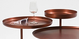 TRESS: Trippel er et bord i eloksert aluminium med tre funksjoner: Et understell holder tre skålformede bordplater i ulike størrelser. Design Wyller, Froystad & Klock, prototype.