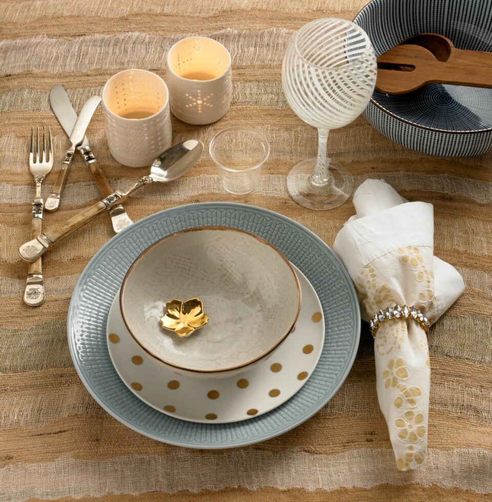 DELIKAT: Blå tallerken fra Rörstrand, kr 199, Fredrik & Solli. Prikkete asjett, kr 119, Bolina. Skål, kr 79, Shabby. Serviett, kr 50, R.O.O.M. Serviettring, kr 65, shotglass, kr 49, telysholdere, kr 349/stk., vinglass, kr 139, alt fra Bolina. Bestikk, kr 189/del, liten smørkniv, kr 149, begge fra Milla Boutique. Bolle, kr 335, Design Torget. Salatbestikk fra Design House Stockholm, kr 340, Palma. Gullblomst fra Mateus, kr 170, R.O.O.M. Grovt vevd duk, kr 1890, Kvist.