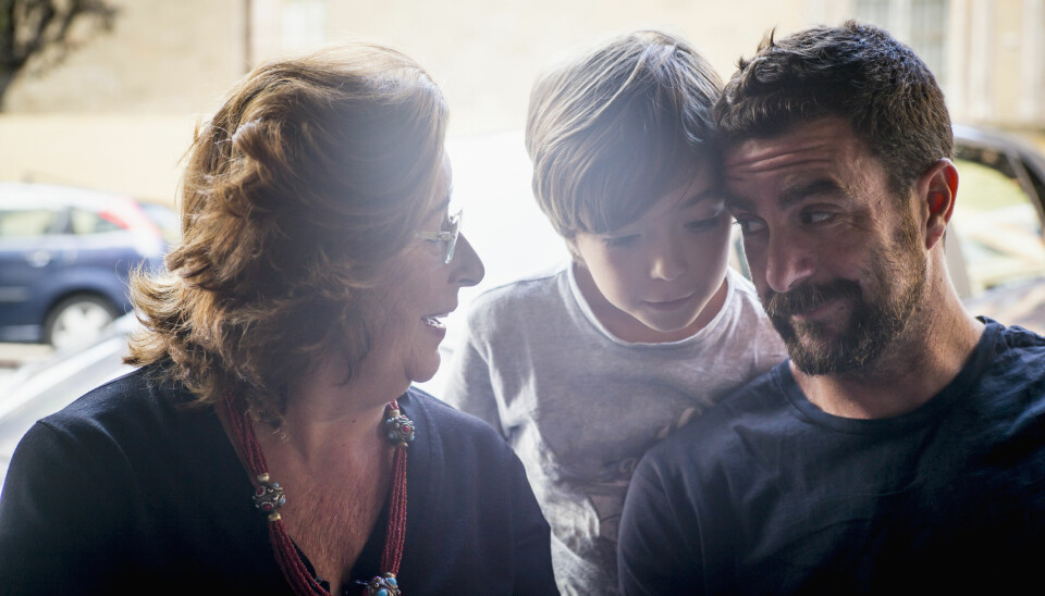 VANSKELIG: Noen føler seg ofte litt utestengt når de er sammen med svigerfamilien. Men det går faktisk an å si ifra - på en god måte. «Hold deg til egen opplevelse av saken, beskriv egne følelser og tanker som oppstår i situasjonen», er ekspertens råd.