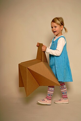 STØDIG: Stolene er designet til barn, og er solide nok for voksne.