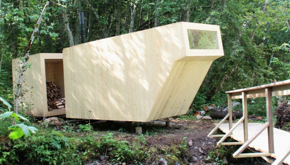 SKULPTURELL: På Loddgård i Melhus kommune ble denne badstuen bygget av velvillige dugnadshender nå i juli.