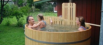 FAMILIEHYGGE: En badestamp kan være sted for familiens felles bad.