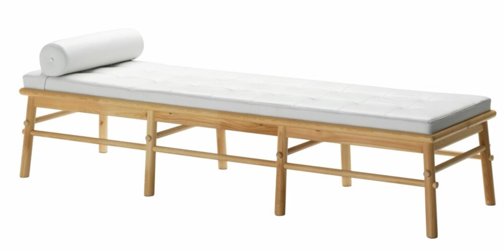 Kombiner massiv furu med dekadent og glamorøst hvit skinn, og du får en superkul benk. Kombiner massiv furu med dekadent og glamorøst hvit skinn, og du får en superkul benk.