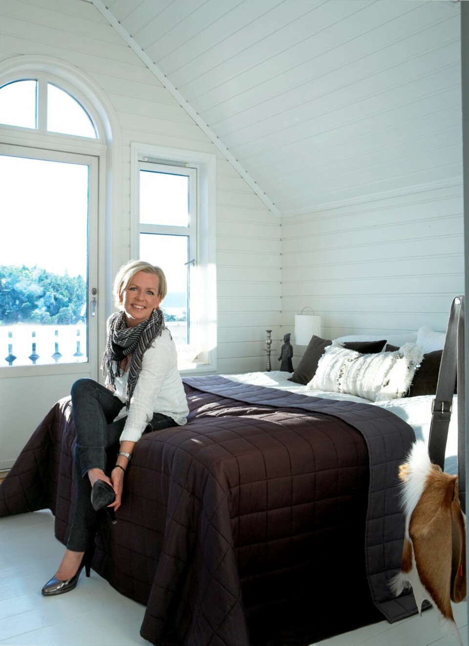 Margaret og Harald har valgt ikke å ha gardiner på soverommet, for å kunne våkne med dagslyset.