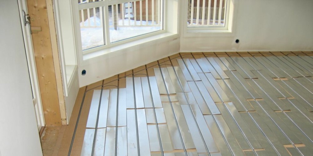 Her legegs den vannbårne gulvarmen i huset til Hugnes. Her legegs den vannbårne gulvarmen i huset til Hugnes.