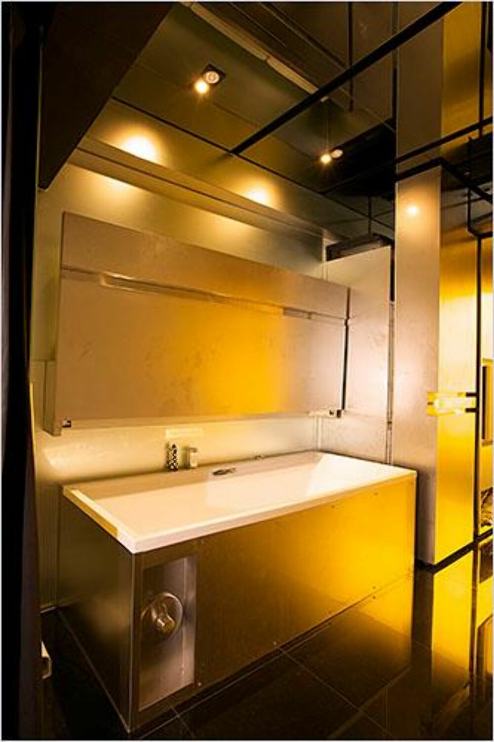 SUPERSIZE: Arkitekten har fått plass til et ekstra stort badekar i sin minimale leilighet. FOTO: Marcel Lam/Homedsgn.com