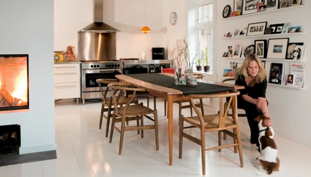 LEKKERT KJØKKEN: Camilla kjøpte spisestuestolene designet av Hans Wegner på Utopia retro modern på Grünerløkka. Spisebordet i teak er kjøpt på finn.no. På noen hvitmalte lister på veggen kan Camilla stille ut det hun måtte ønske av bilder, kort og annet nips. LEKKERT KJØKKEN: Camilla kjøpte spisestuestolene designet av Hans Wegner på Utopia retro modern på Grünerløkka. Spisebordet i teak er kjøpt på finn.no. På noen hvitmalte lister på veggen kan Camilla stille ut det hun måtte ønske av bilder, kort og annet nips.