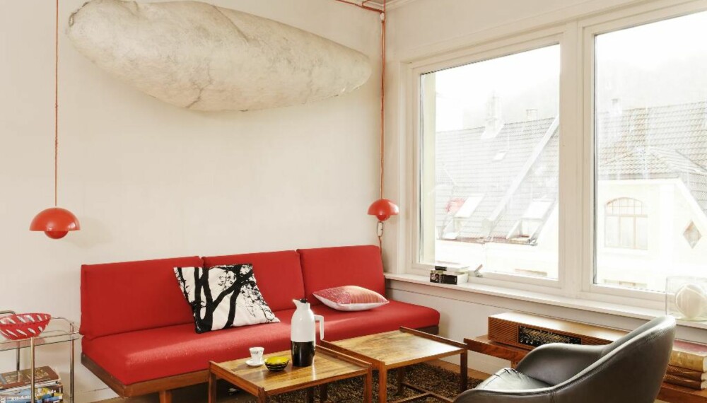Den stramme sofaen er produsert av Ekornes, trekket er nytt. Den mumielignende kokongen på veggen er en gave fra en kunstnervenn. Eikegulvet er av typen "Line", med stavene montert på høykant for økt slitestyrke. Den stramme sofaen er produsert av Ekornes, trekket er nytt. Den mumielignende kokongen på veggen er en gave fra en kunstnervenn. Eikegulvet er av typen "Line", med stavene montert på høykant for økt slitestyrke.