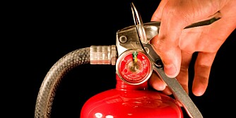 FALSK TRYGGHET: Brannslokkingsapparater tilbakekalles pga. feil i utløserhåndtaket.