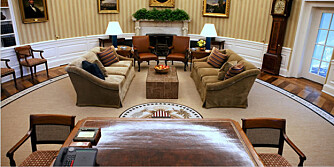 KONTROLLSENTRAL: Fra kontoret sitt i Oval Office kan Obama nå styre verden i fire nye år.
