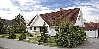 VED SJØEN: Gangavstand til sjøen og 226 kvadratmeter boltreplass ved Fredrikstad.