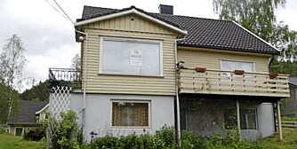 KRONESHUS: Dette huset i Kvinlog er lagt ut med en prisantydning på kr 1,- og med beskjed om at bud ønskes.