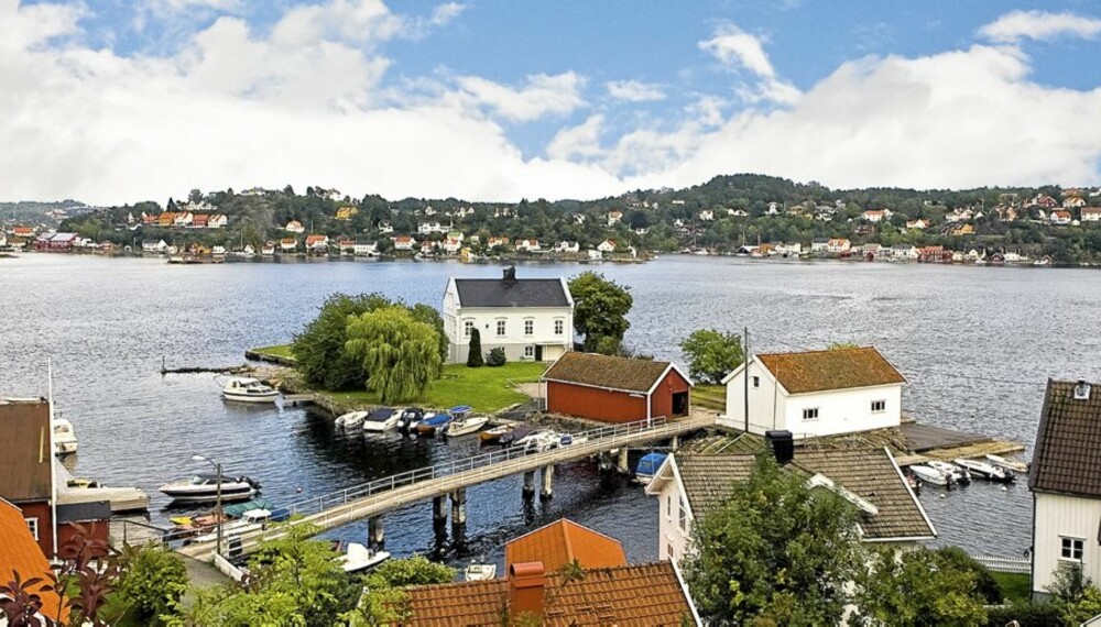 KJØP EN ØY: Jomfruholmen på utsiden av Hisøy i Arendal er til salgs for 18 millioner kroner. Det følger med flere bygninger og egen broforbindelse. Foto: Megleren.
