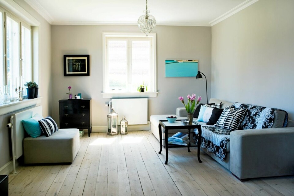 GAMMELG OG NYTT: I den andre stuen er sofakroken. Sofaene er fra Ilva (www.ilva.dk), som også sender varer til Norge. Sofabordet er et av Mettes loppefunn, og hun har skiftet ut bordplaten med hvit mosaikksten og malt bordet svart.