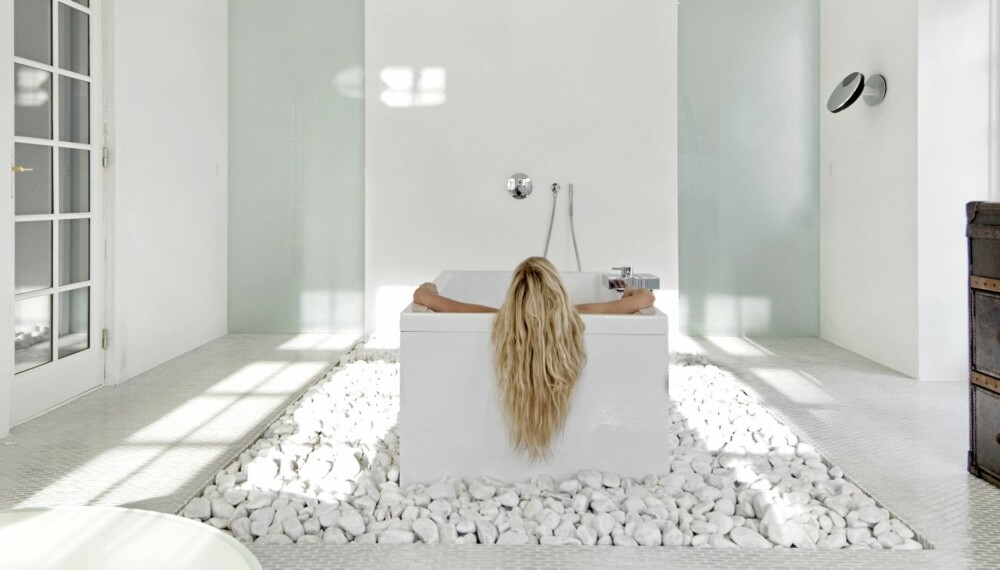 BADER I LUKSUS: Badekaret er sentralt plassert på gulvet i husets beste rom.