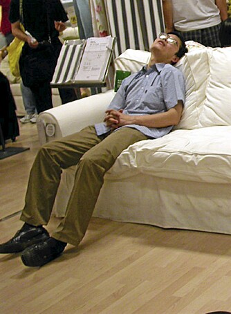 SOVER: Denne mannen har rett og slett lagt seg til å sove på Ikea-sofaen. Foto: <a href="http://www.flickr.com/photos/oldtasty/386414/">oldtasty</a> på Flicker.com. Noen <a href="http://creativecommons.org/licenses/by/2.0/deed.en_GB">rettigheter</a> reservert. SOVER: Denne mannen har rett og slett lagt seg til å sove på Ikea-sofaen. Foto: <a href="http://www.flickr.com/photos/oldtasty/386414/">oldtasty</a> på Flicker.com. Noen <a href="http://creativecommons.org/licenses/by/2.0/deed.en_GB">rettigheter</a> reservert.