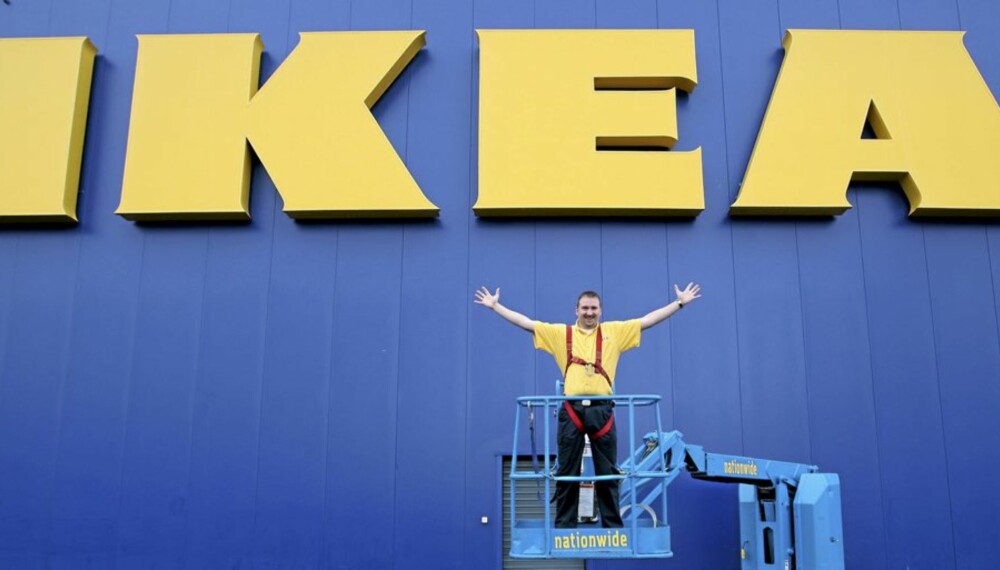 GLAD: Så glad var varehussjefen da Ikea åpnet i Belfast, Nord-Irland. Nå kommer kjeden også til Nord-Norge.