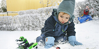 VINTERSTØVLER OG VINTERDRESSER: Norske barn leker mye ute, også om vinteren. Det stiller høye krav til klær og utstyr.